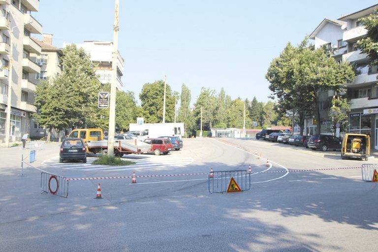 Общество | Възстановяват старата маркировка при кръстовището до Летния театър във В. Търново