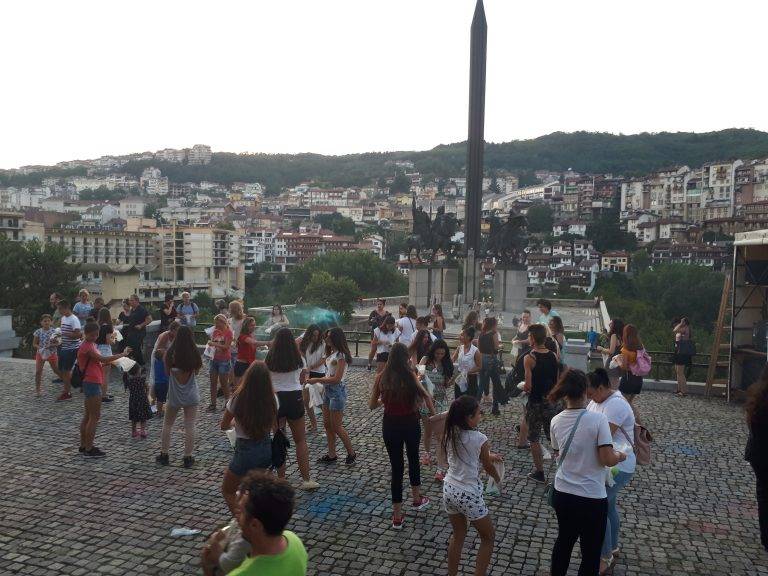 Фестивал на цветовете организираха  от Градски ученически парламент