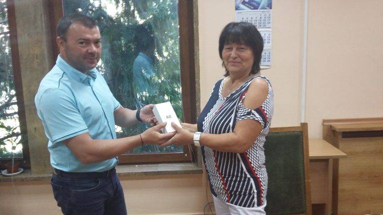 Пари и власт | С покупка за 1 лев търновка спечели смартфон в Лотарията на НАП