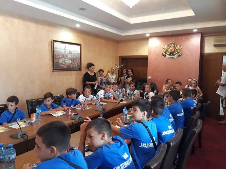 Бронзовите медалисти от турнир в Украйна гостуваха на ръководството на ОФК „Академик“ – Свищов