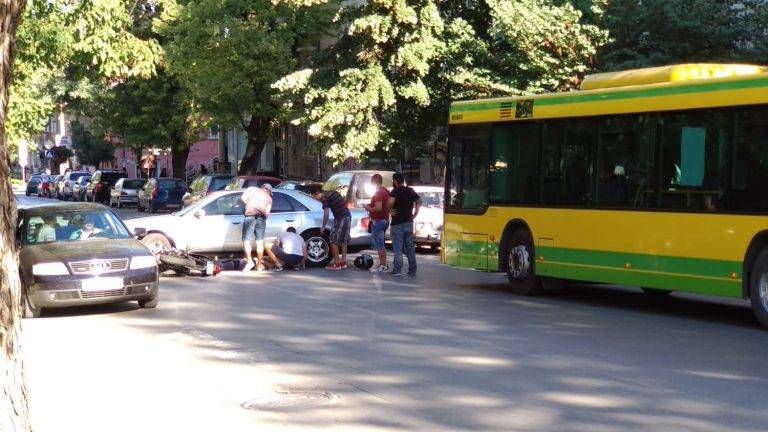 Моторист пострада на бул. “България”