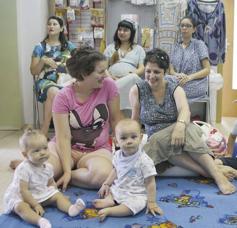 Здраве | На парти млади майки  обмениха опит в кърменето