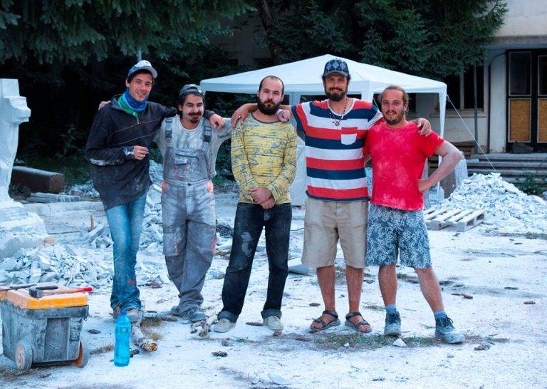 Култура | Студенти от ВТУ украсиха с  мраморни пластики Банско