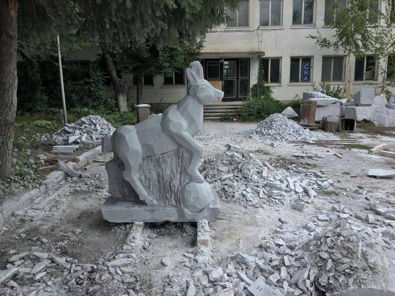 Студенти от ВТУ украсиха с  мраморни пластики Банско