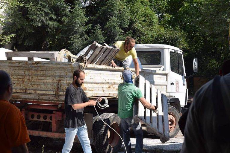 Студенти от ВТУ украсиха с  мраморни пластики Банско