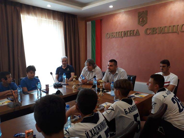 Бронзовите медалисти от турнир в Украйна гостуваха на ръководството на ОФК „Академик“ – Свищов