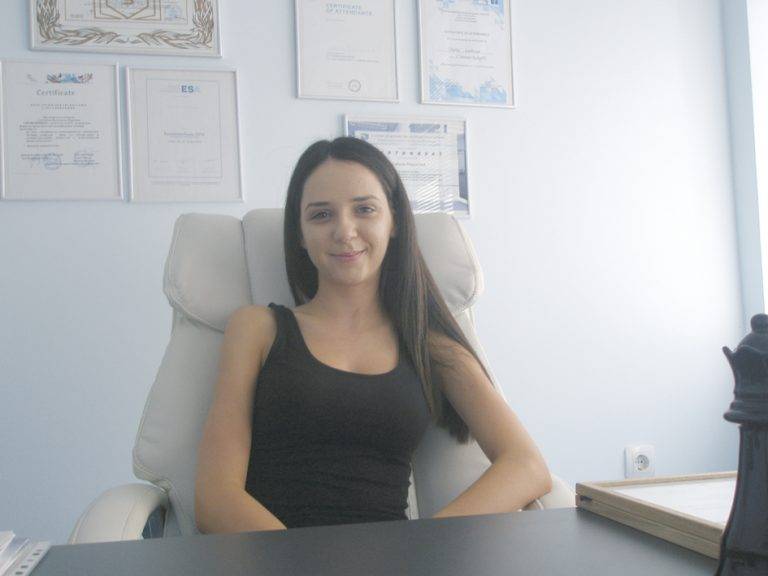 Дъщерята на д-р Сибила Маринова избра  каузата на майка си – да спасява хора