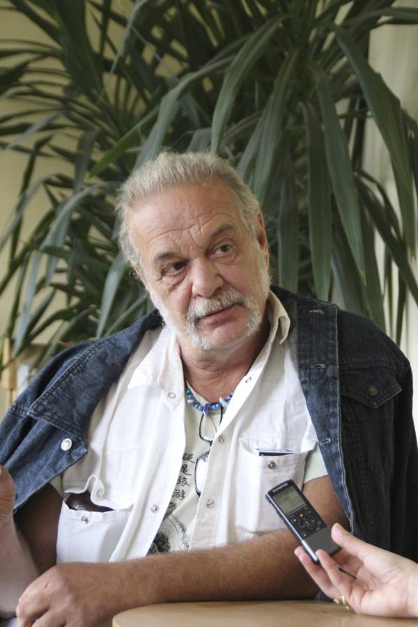 Горещи новини | Политологът проф. Евгений Дайнов пред “Янтра ДНЕС”: “Бойко Борисов има таланта да “прегръща”  политически партии до смърт”