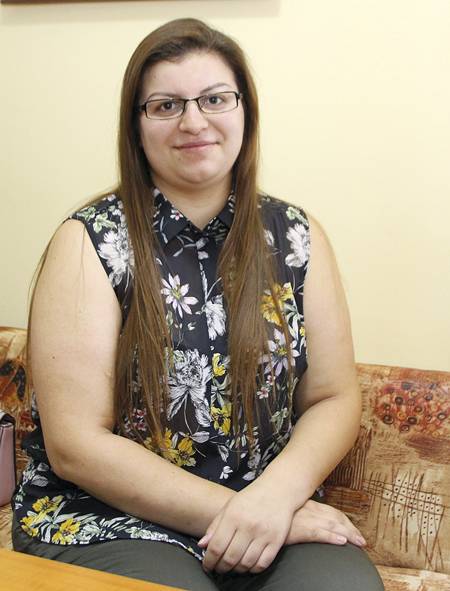 Общество | Млада художничка рисува  карикатури и подарява усмивки