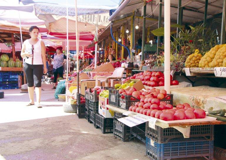 Общество | На пазар в кв. “Бузлуджа”: Туршии правят и бедни, и богати, а лютеницата  е по-вкусна и по-евтина от тази в магазините