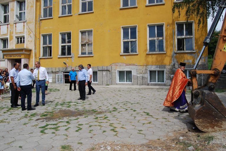 Цветан Цветанов даде старт на дейности по изграждането на Център за култура и образование в с. Царевец