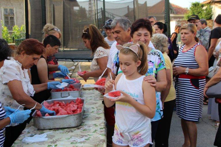 Стотици  гости и заселници похапнаха сладка диня в Никюп