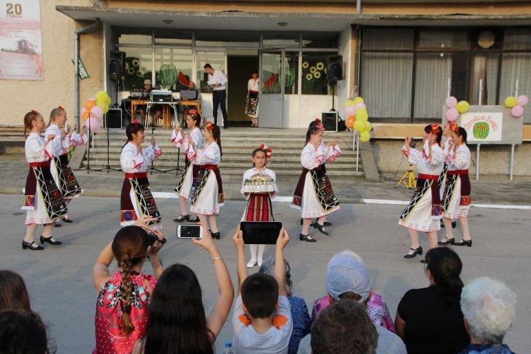 Стотици  гости и заселници похапнаха сладка диня в Никюп