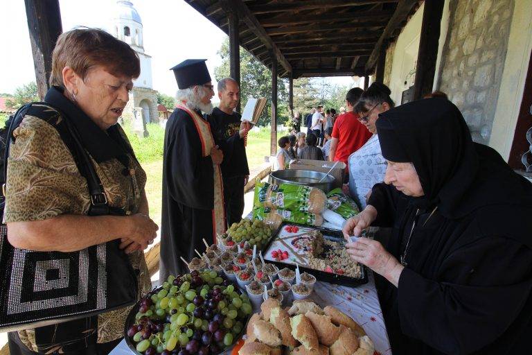 Горещи новини | Десетки вярващи се стекоха в Марянския манастир за св. Преображение Господне