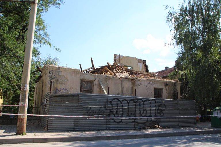 Горещи новини | Събарят старата къща до Пожарната