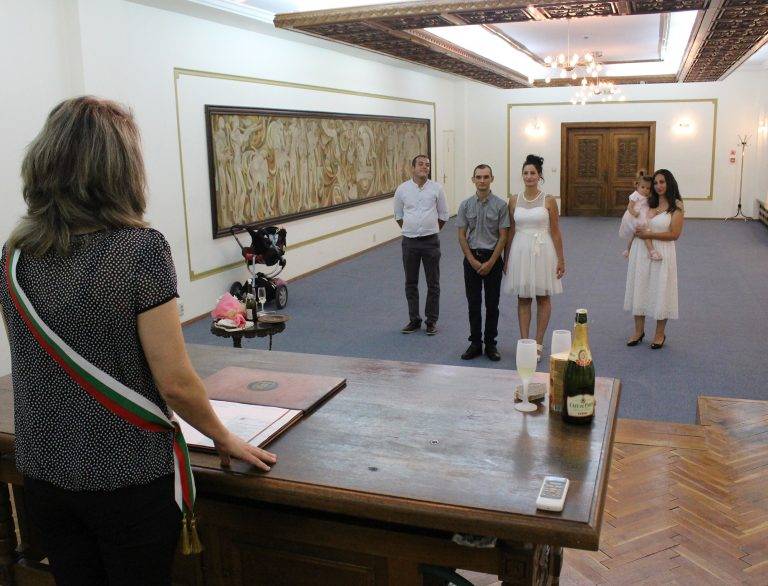 Пет двойки от Велико Търново си  казаха “да” в деня с трите осмици