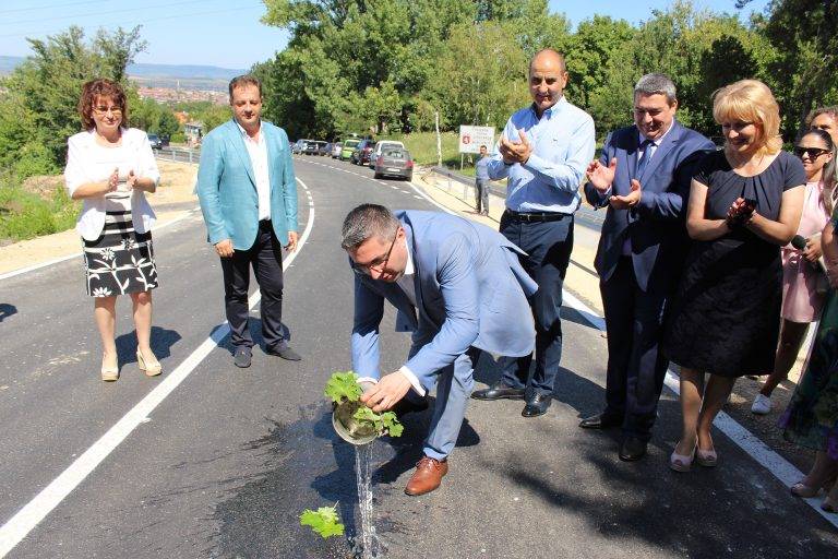 Горещи новини | Министър Николай Нанков откри ремонтирания път Г. Оряховица – Арбанаси