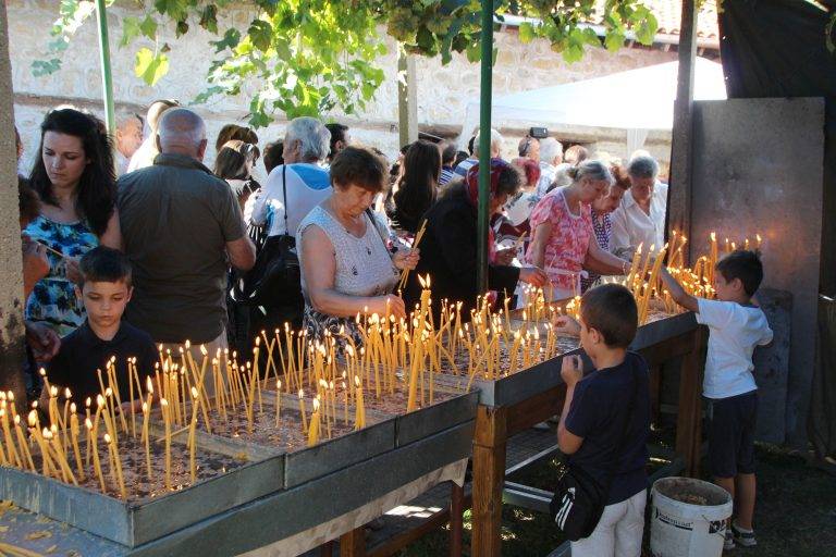 Стотици вярващи се поклониха  на Божията майка в Арбанаси