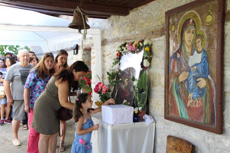 Култура | Стотици вярващи се поклониха  на Божията майка в Арбанаси