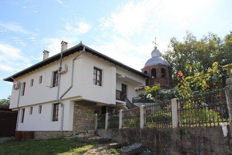 Стотици вярващи се поклониха  на Божията майка в Арбанаси