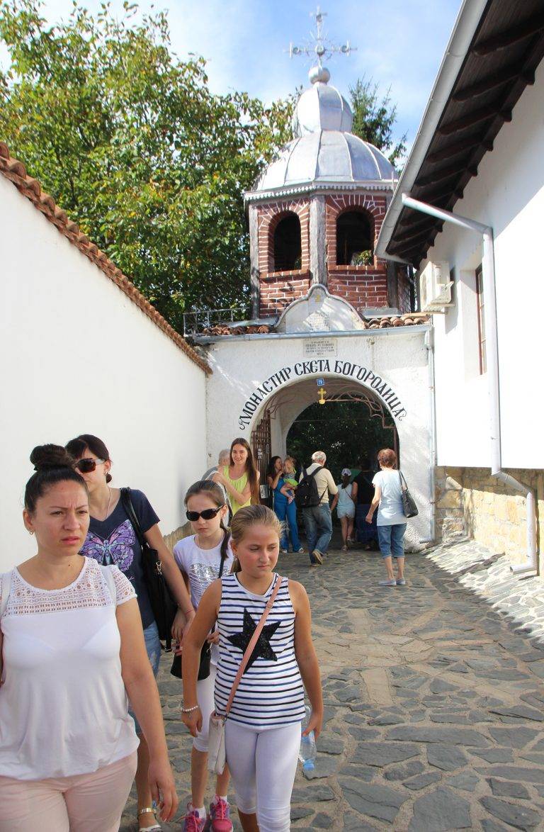 Стотици вярващи се поклониха  на Божията майка в Арбанаси