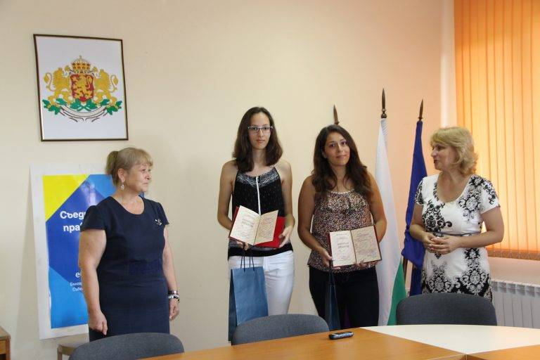 Горещи новини | Яница Стойкова и Илина Лишкова получиха национални дипломи от МОН