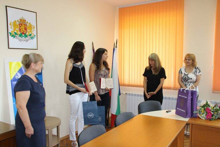 Яница Стойкова и Илина Лишкова получиха национални дипломи от МОН