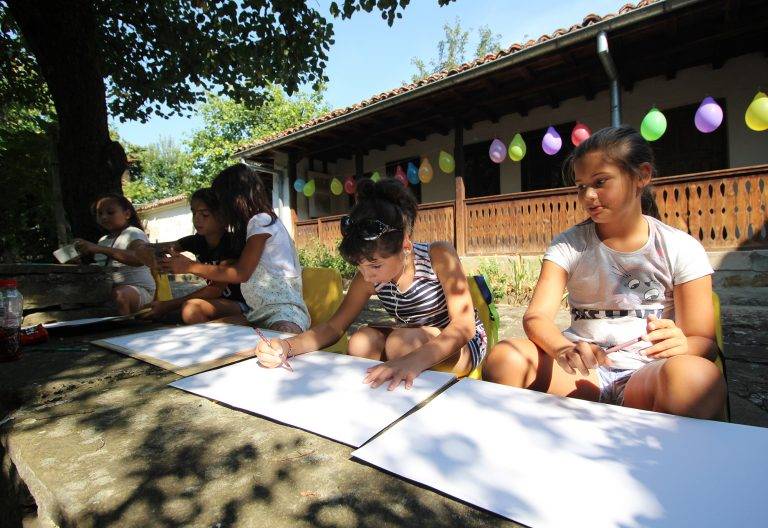 Акварелистът Иван Додов предава магията на творчеството на децата от Килифарево