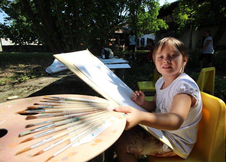 Акварелистът Иван Додов предава магията на творчеството на децата от Килифарево