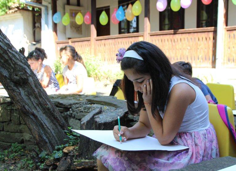 Акварелистът Иван Додов предава магията на творчеството на децата от Килифарево