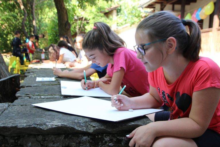 Акварелистът Иван Додов предава магията на творчеството на децата от Килифарево