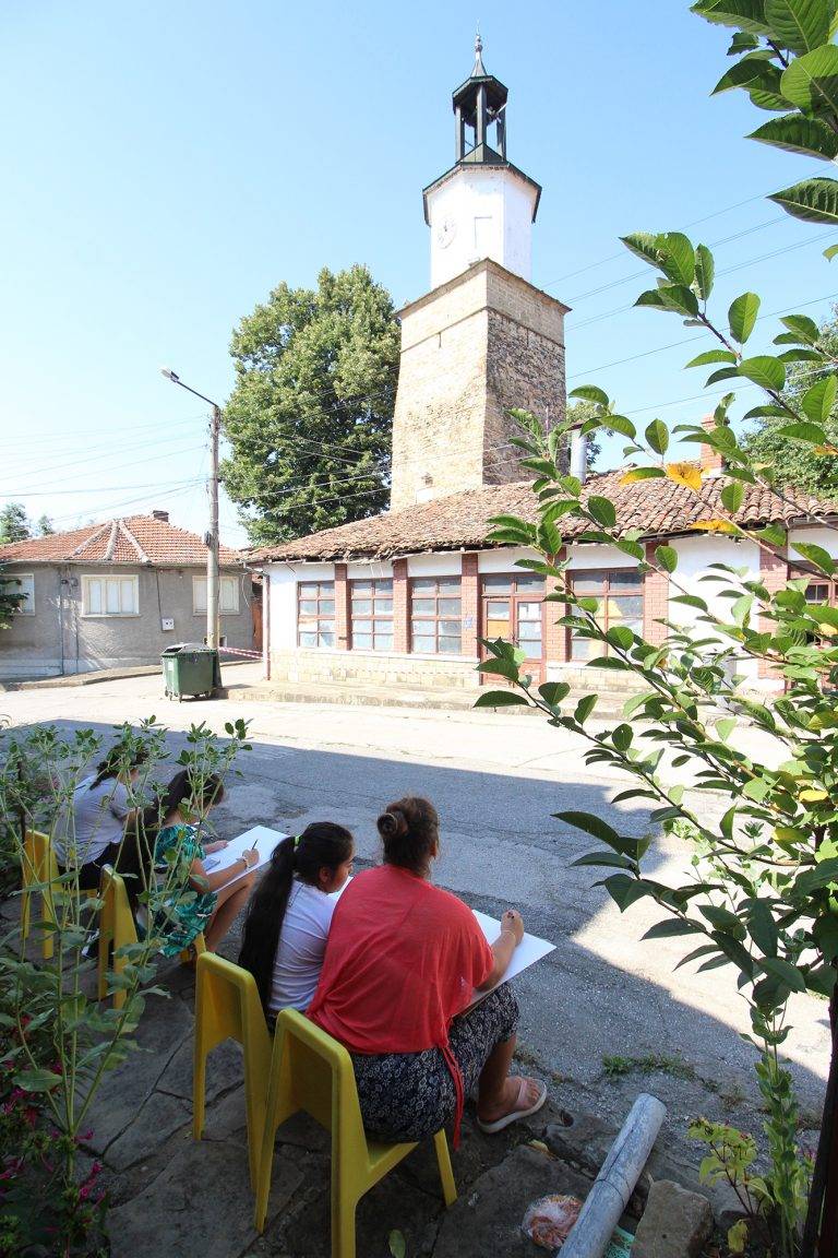 Акварелистът Иван Додов предава магията на творчеството на децата от Килифарево