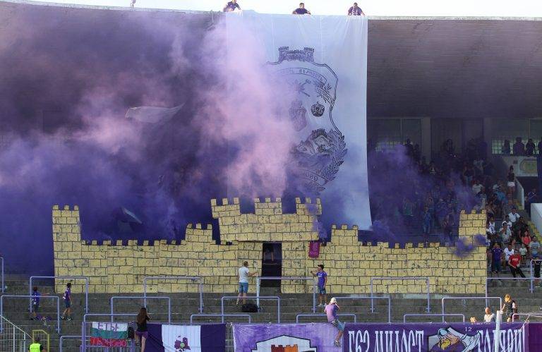 Спорт | Крепостта “Царевец” и първия герб на В. Търново показаха феновете