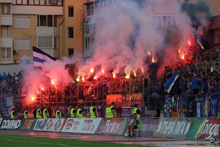 Спорт | “Левски” плаща 5800 лева за  поведението на публиката си на стадион “Ивайло”