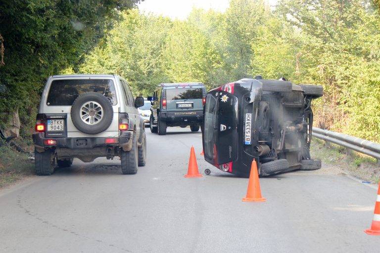 Горещи новини | Четирима младежи се обърнаха на пътя за Арбанаси