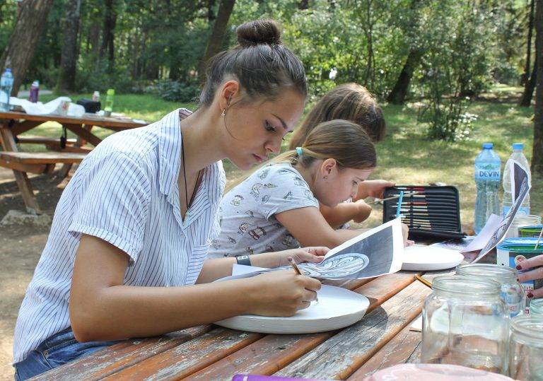 Около 20 деца превърнаха Света гора  в огромно ателие за изкуство (снимки)