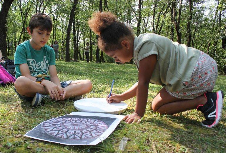 Около 20 деца превърнаха Света гора  в огромно ателие за изкуство (снимки)