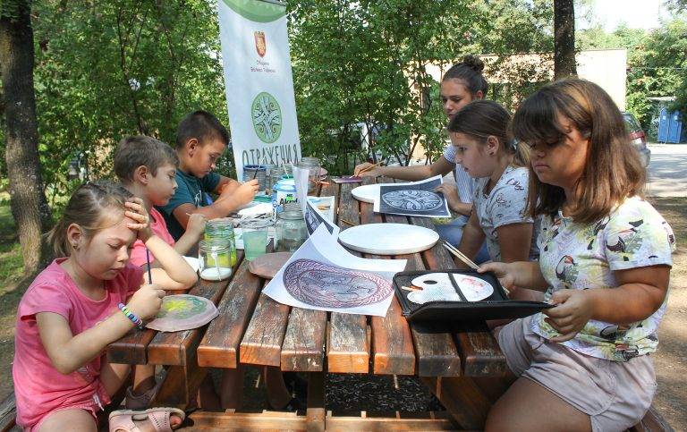 Около 20 деца превърнаха Света гора  в огромно ателие за изкуство (снимки)