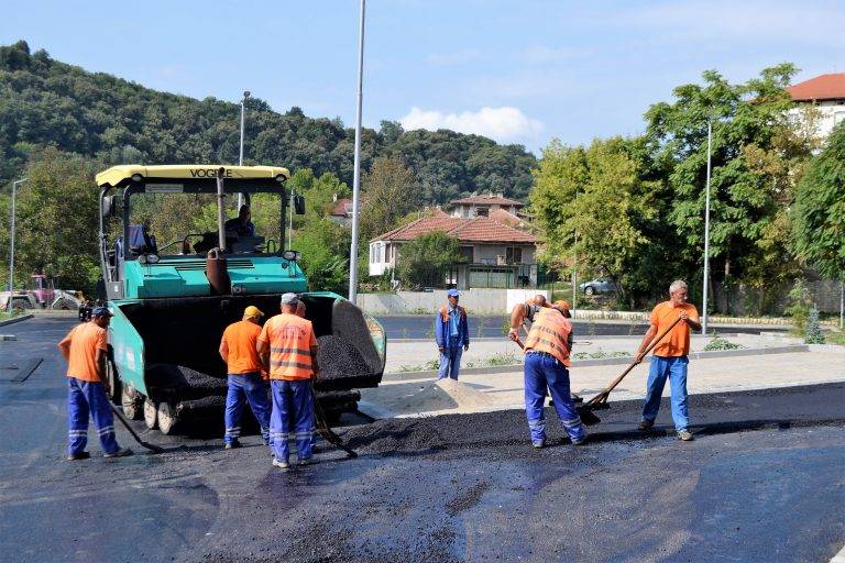 Общество | Асфалтират новия обществен паркинг на улица „Крайбрежна“