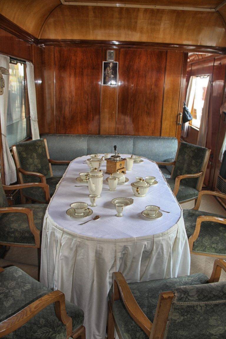 Атракционен влак с парен локомотив и вагон  от „Корона експрес” за Деня на независимостта