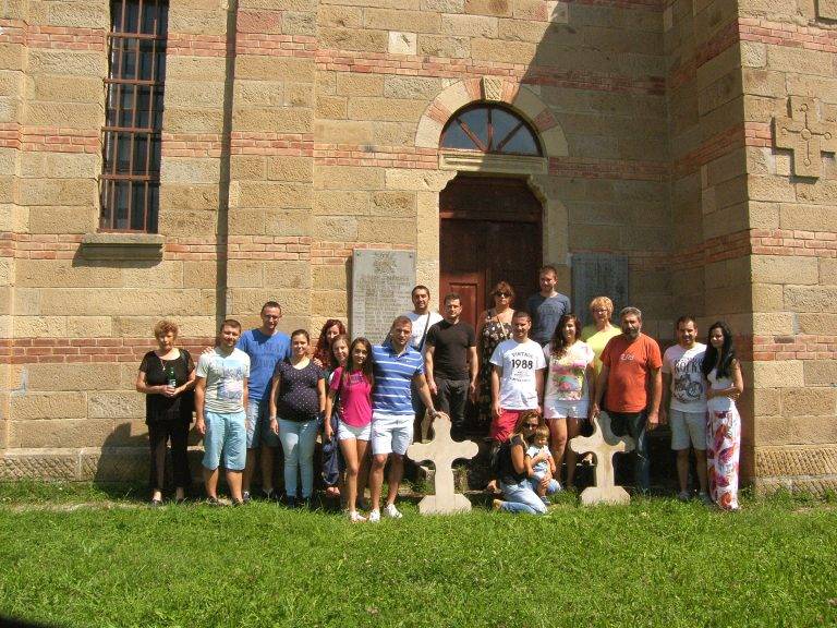 Дарители възстановиха падналите кръстове на църквата в Илаков рът