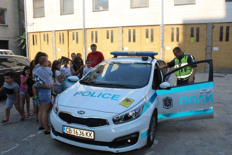 Крими | Малчугани се запознаха  с работата на полицаите