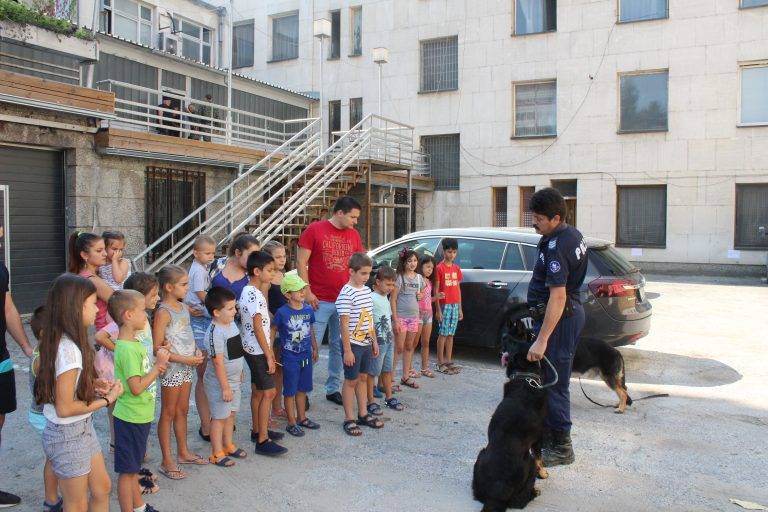 Малчугани се запознаха  с работата на полицаите