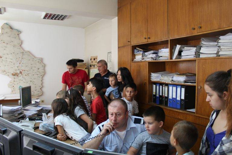 Малчугани се запознаха  с работата на полицаите
