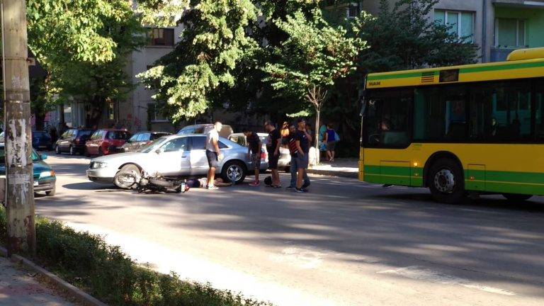 Моторист пострада на бул. “България”