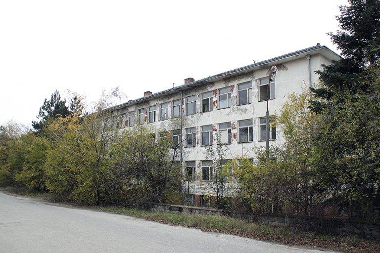 Горещи новини | Продадоха Сержантското  училище в Горна Оряховица