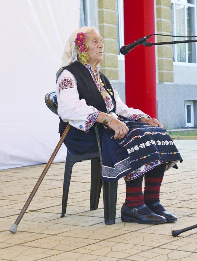 Общество | In memoriam: И на 91 г. баба Яна от Горна Липница продължаваше да пее