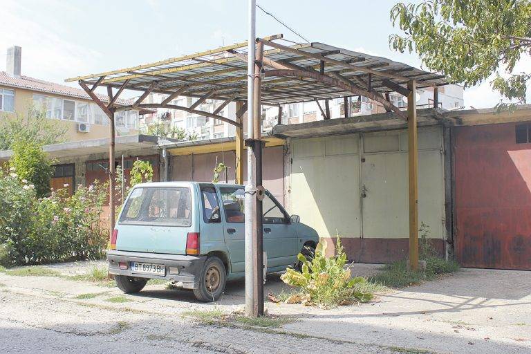 Горещи новини | Граждани се жалват от опасен навес