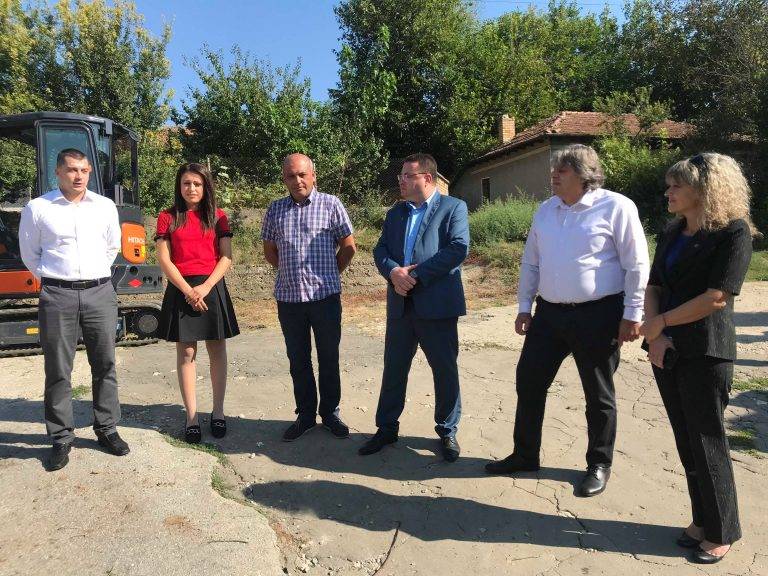 Свищов | Станислава Стоянова даде старт на дейностите по ремонта на водопровод, оставящ цяло село без вода