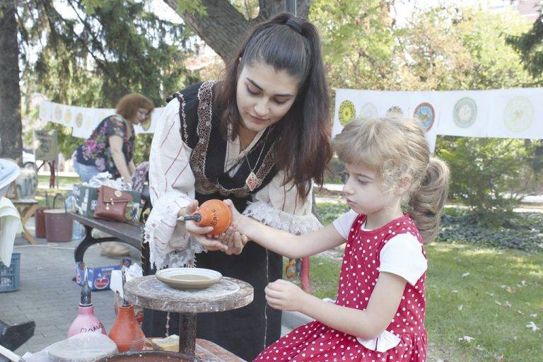 Общество | Панаирът на керамиката събра  малки и големи в парк “Марно поле”